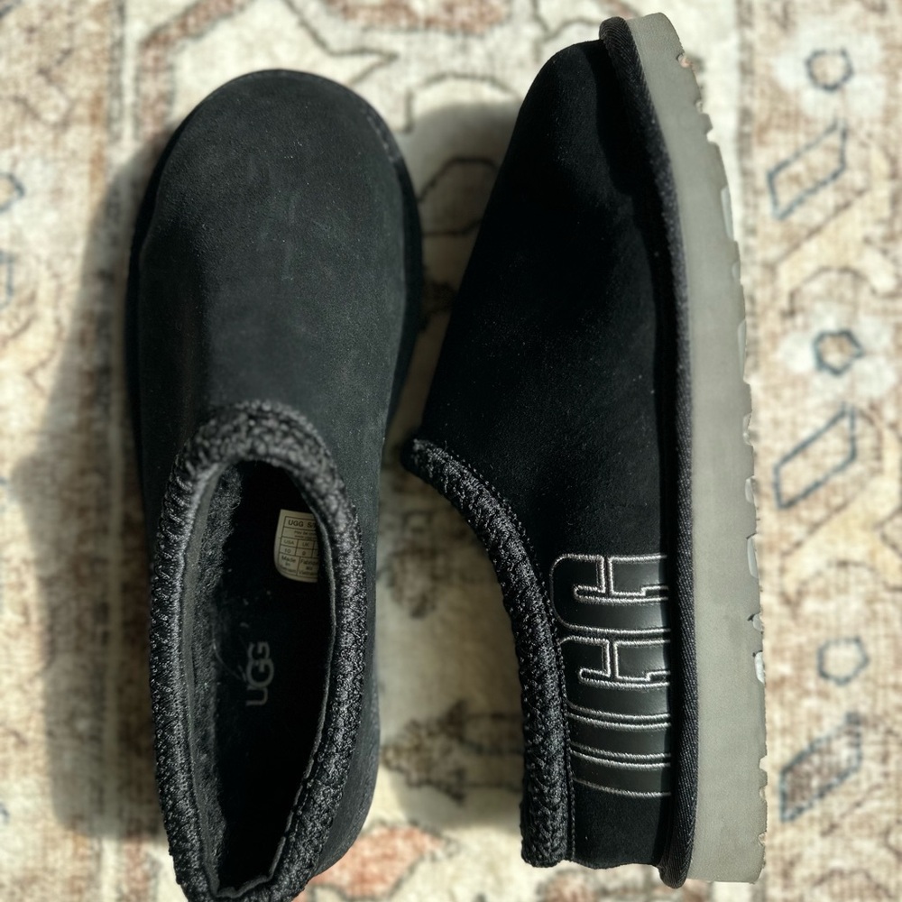 UGG Men’s Black Tasman with Graphic Outline